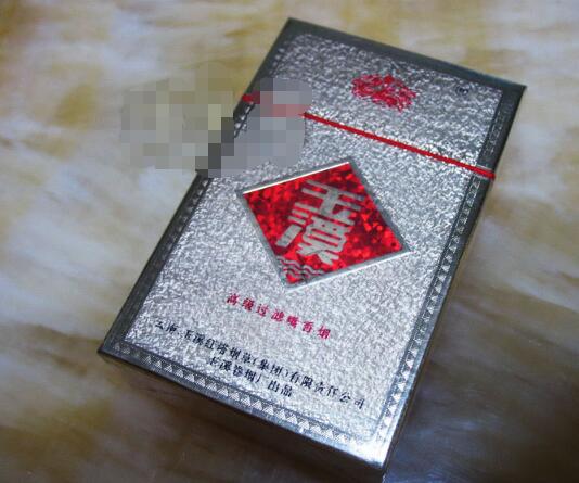 高端便携式香烟盒通常设计精美，材质考究，兼具实用性和艺术价值。以下是一些高端便携式香烟盒的特点